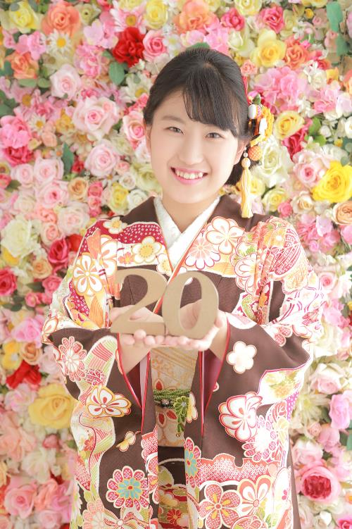 成人式・前撮り写真、花柄の振袖がステキ♪家族撮影もオススメです！