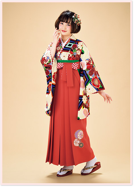刺繡タイプの袴。王道スタイルでおしゃれな卒業式を。