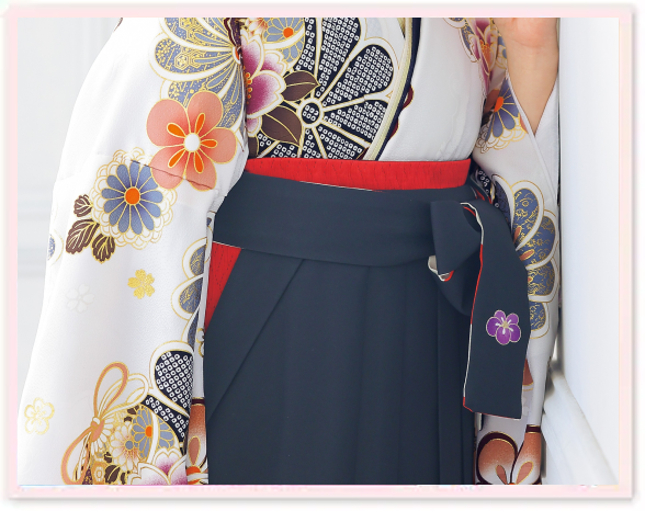 袴の半幅帯にアクセントカラーを足しておしゃれなコーディネートに