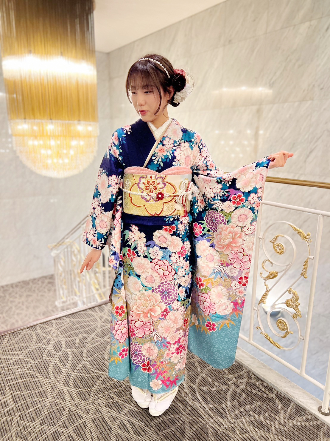 青に花柄の振袖の女性