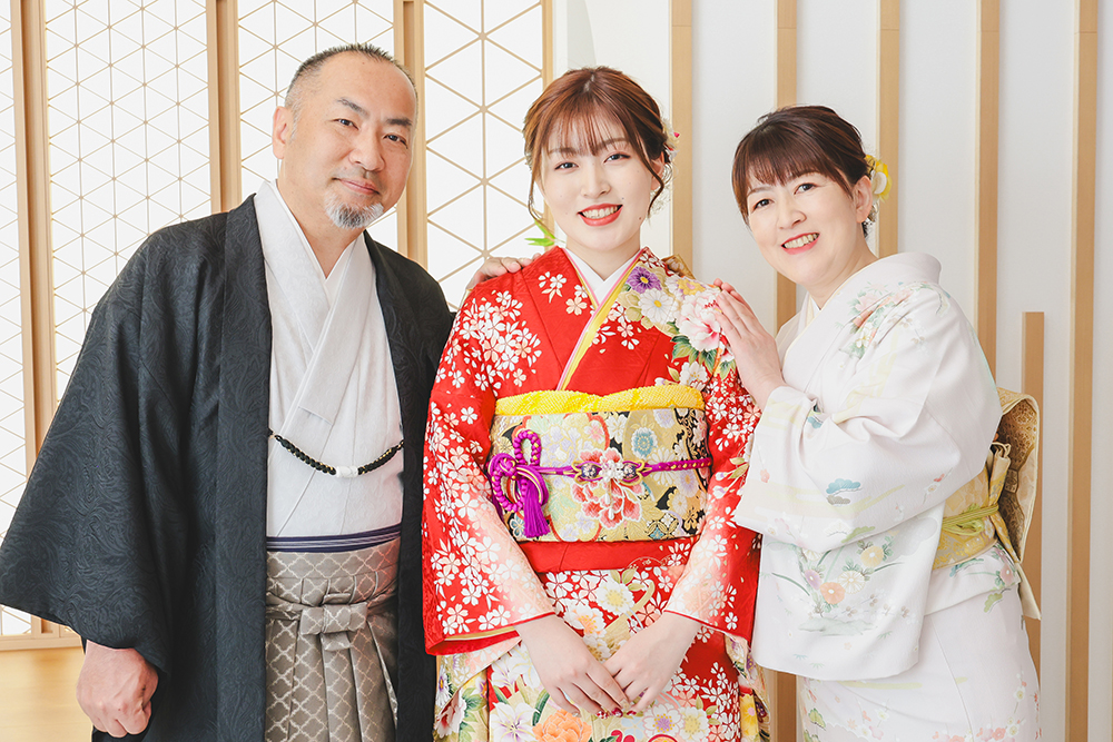 スタジオで家族で成人式の前撮り撮影