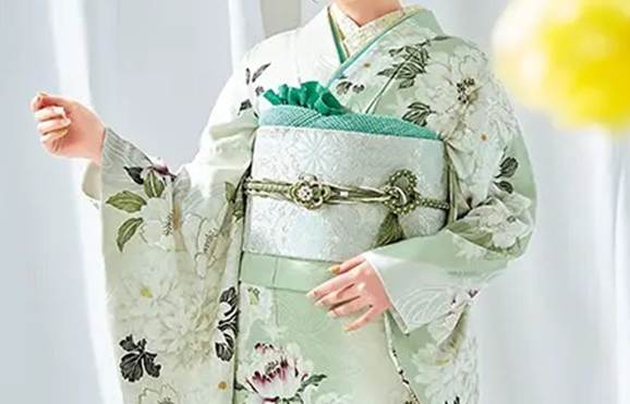 振袖小物のトレンド 振袖カラーと「同系色」の帯揚げを合わせる