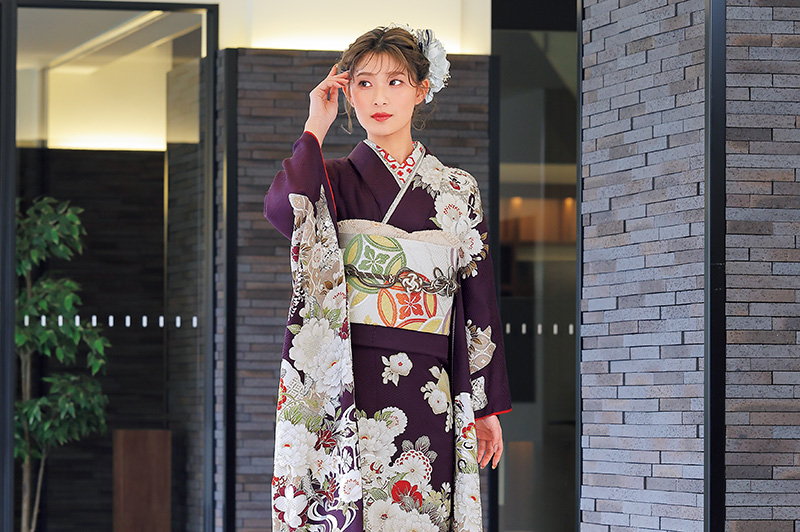 紫の振袖を着た女性