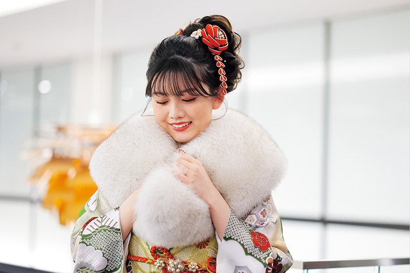 白いショールを着用した振袖の女性