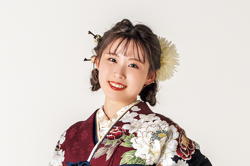 赤い振袖を着たツインテールの女性