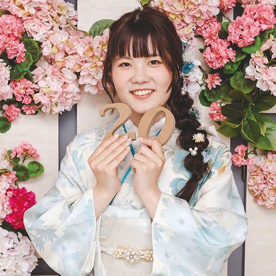 白に水色の花柄の振袖を着た女性