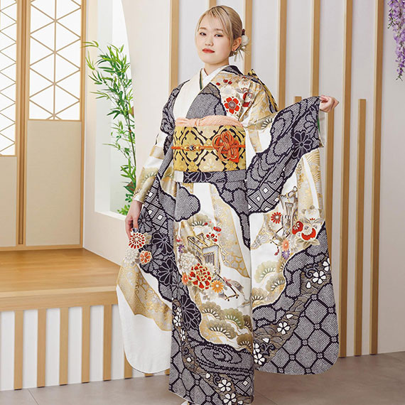 白に古典柄の振袖を着た女性