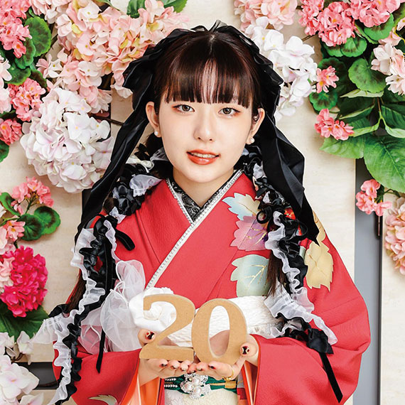 赤い振袖を着たレースのヘアメイクの女性