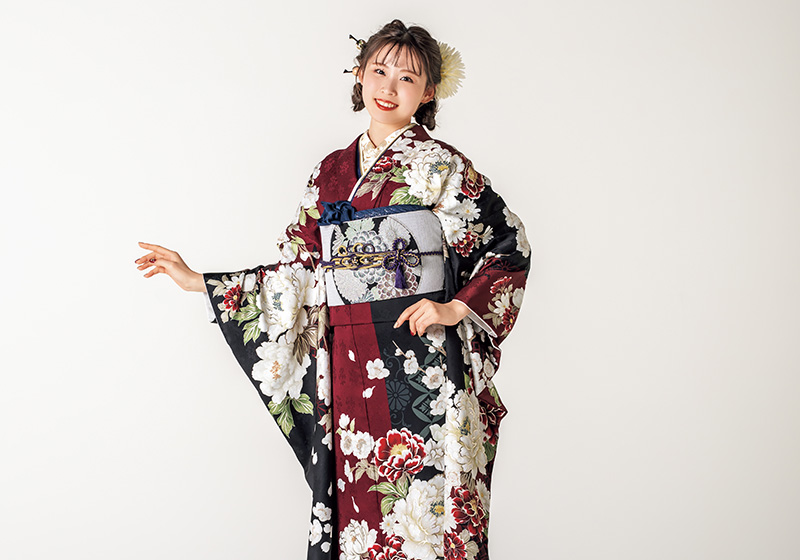 赤色と黒色の振袖の女性