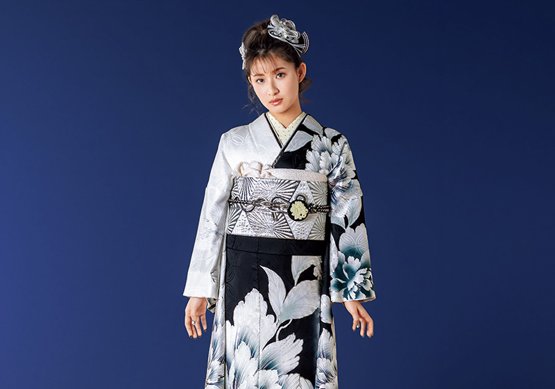 白色と黒色の振袖の女性