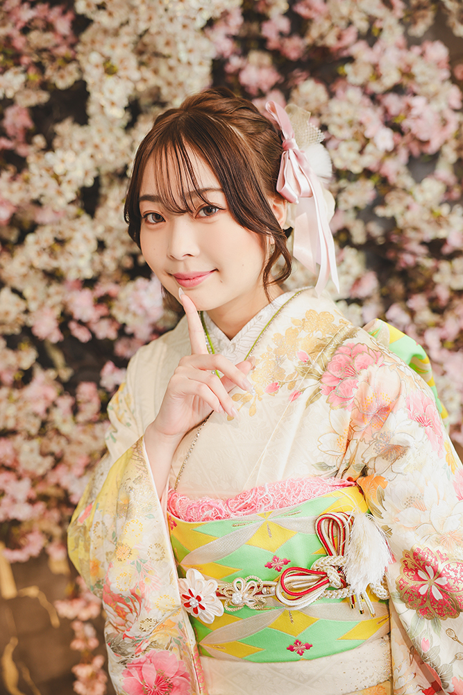 クリーム色の振袖を着た女性