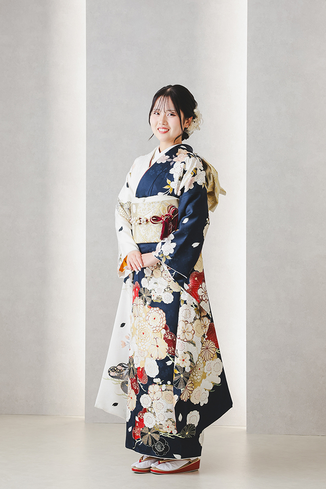 紺色の振袖を着たお嬢様