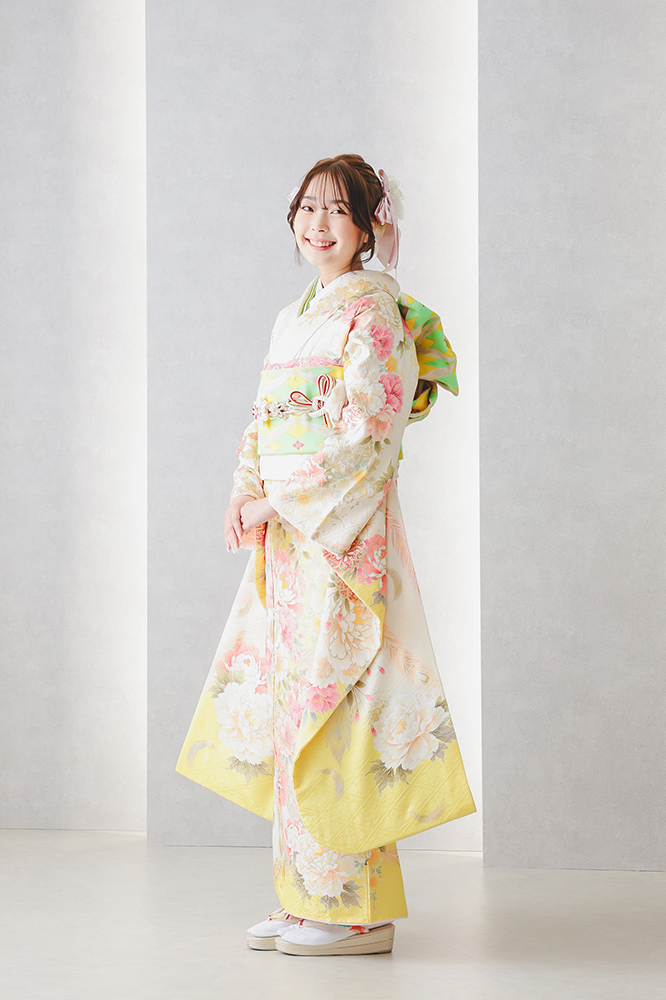 黄色の振袖を着たお嬢様