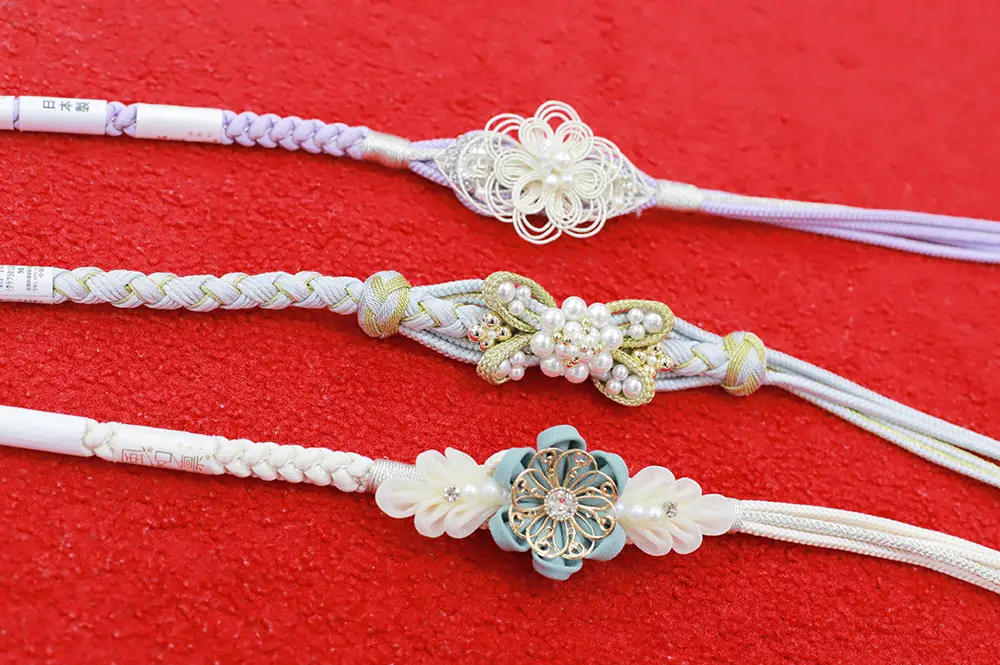 2025年最新】振袖を格上げする4大小物トレンド！刺繍半衿・重ね衿