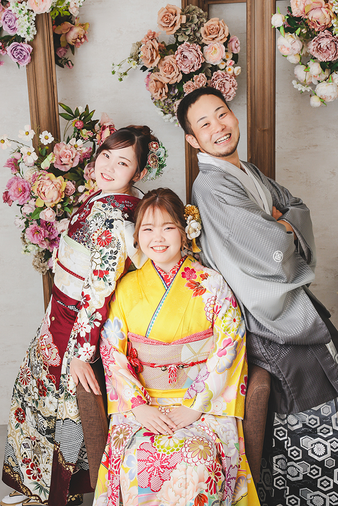 振袖のお嬢様と袴を着たお父様