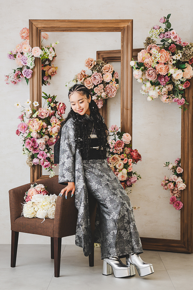 黒の幾何学模様の振袖を着たお嬢様