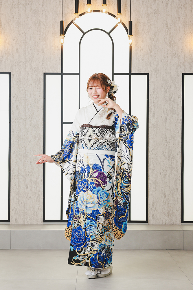白に青いバラ柄の振袖を着たお嬢様