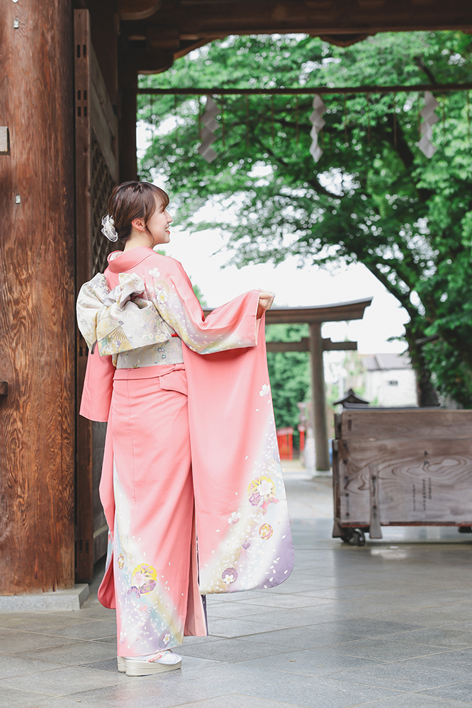 ピンク色の振袖を着たお嬢様