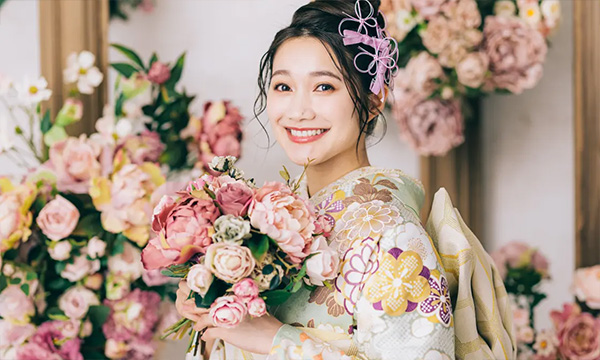 緑色の振袖を着たお嬢様