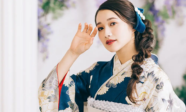 青い振袖を着たお嬢様