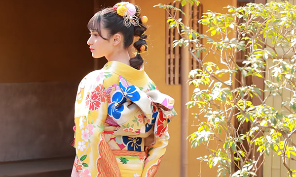 黄色い振袖を着たお嬢様