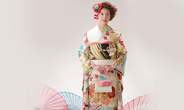 白い振袖を着たお嬢様