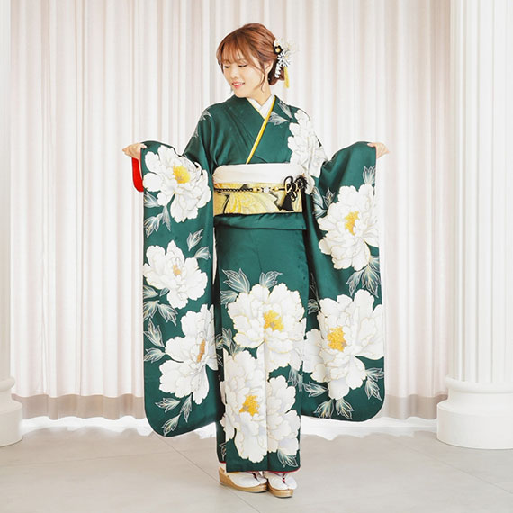 緑色の花柄の振袖を着たお嬢様