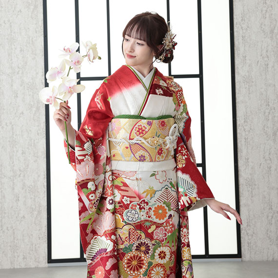 赤い振袖を着たお嬢様