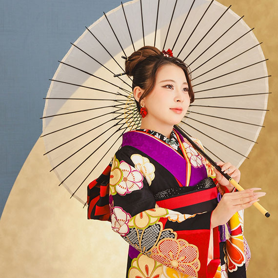 黒のレトロ柄の振袖を着たお嬢様