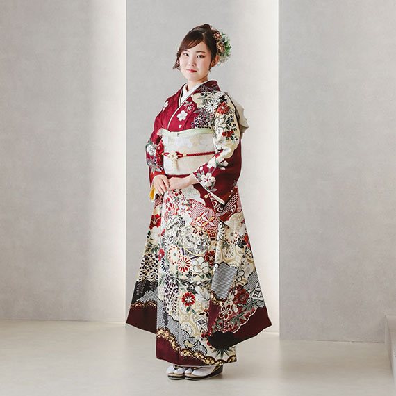 赤の古典柄の振袖を着たお嬢様