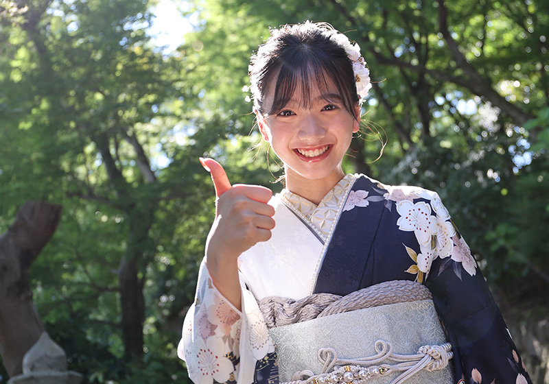 紺色の振袖を着てロケーション撮影するお嬢様