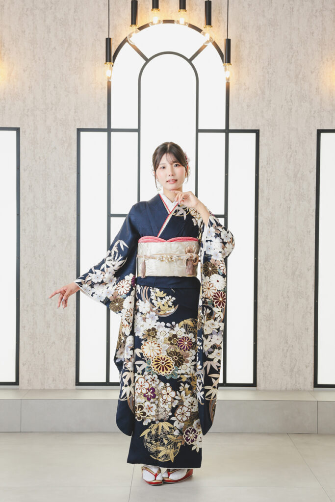 紺色の振袖を着たお嬢様
