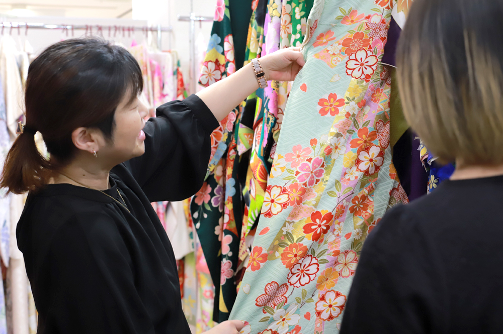 あまのやの店舗で振袖選びをする女性