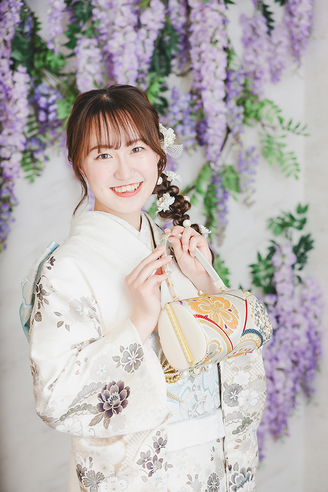 白い振袖を着たお嬢様
