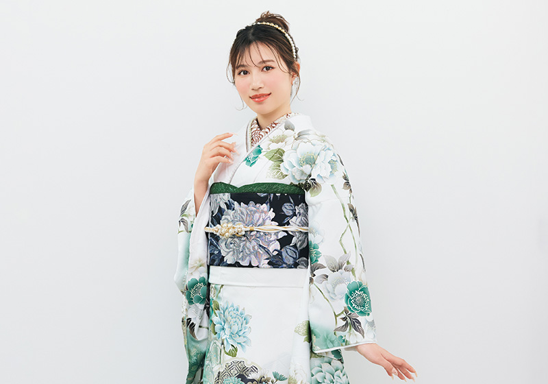 白い振袖を着た女性