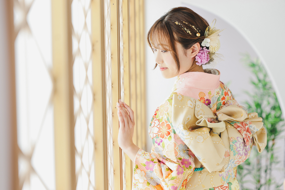 黄色い帯を付けた振袖の女性