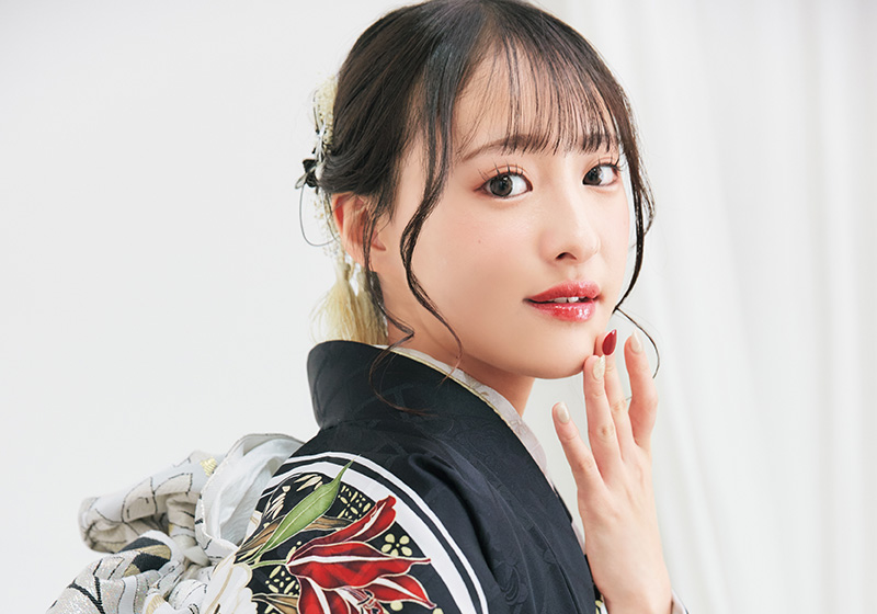 黒い振袖を着たお嬢様