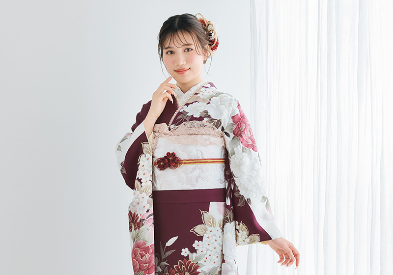 ワインレッドの振袖を着たお嬢様