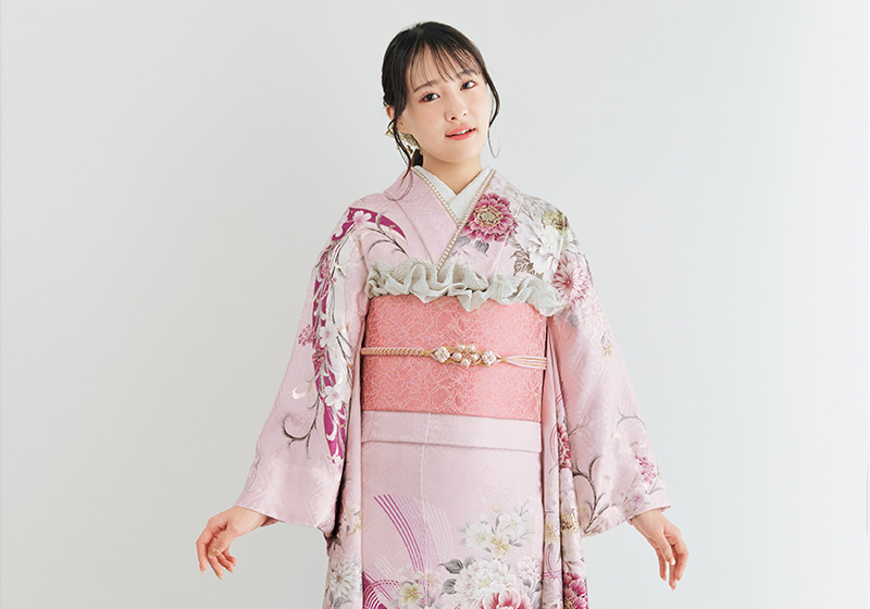 ピンクの振袖を着たお嬢様